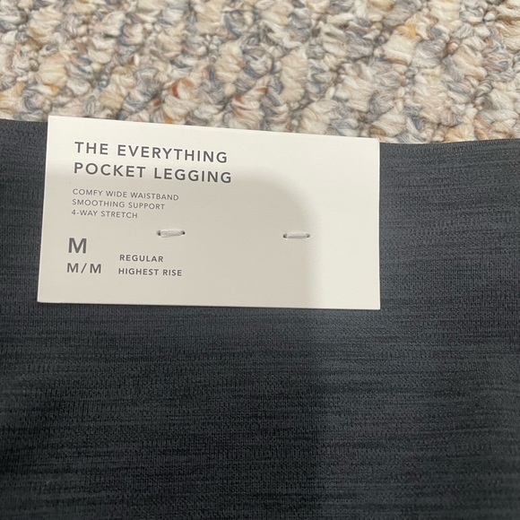 AEO dark grey legging with light grey lines throughout - Picture 3 of 3